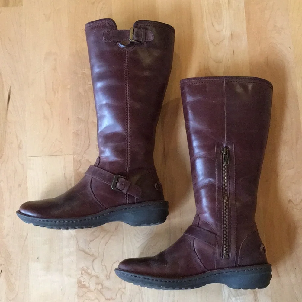 UGG Tupelo Leather Boots With Sheepskin Lining